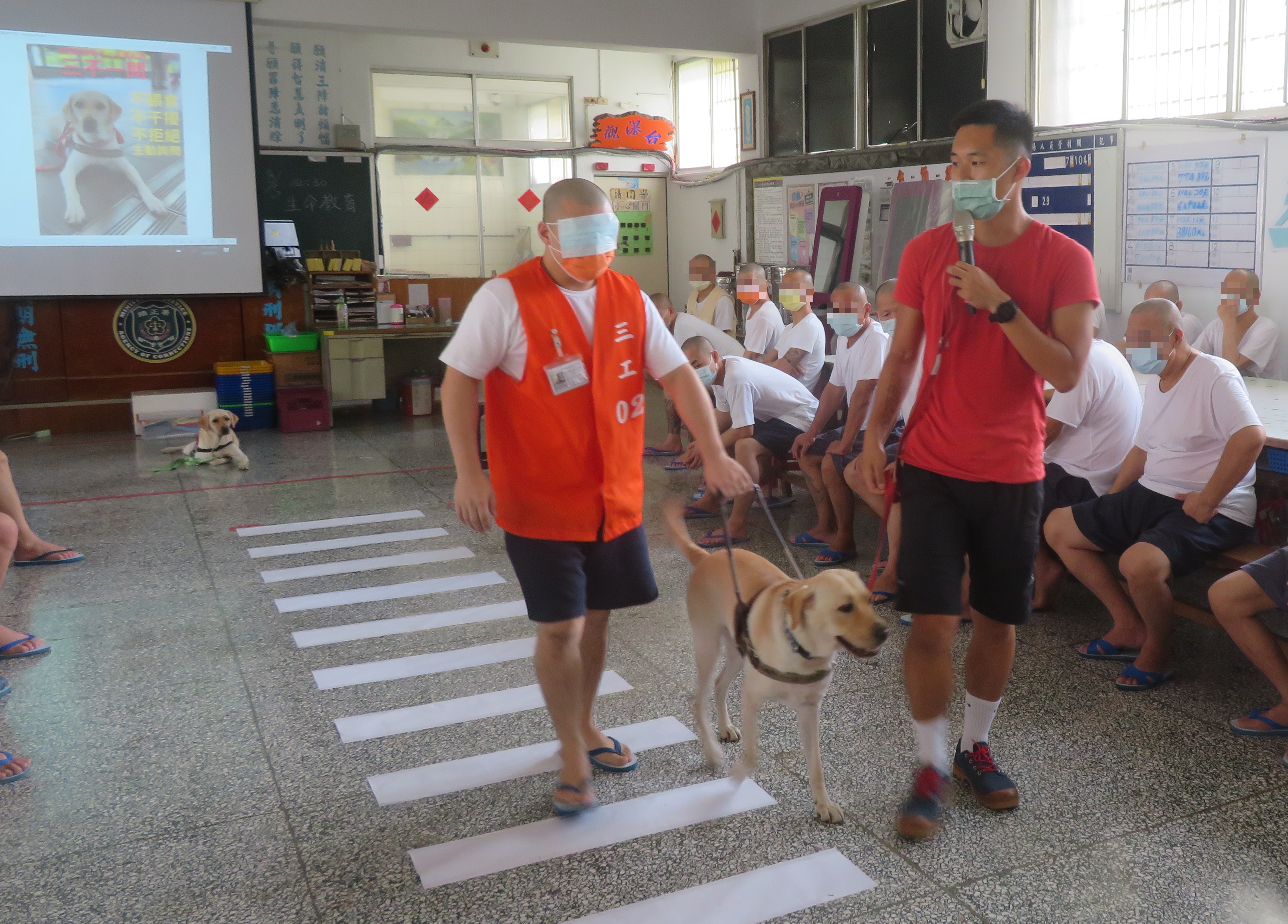 照片02-收容人體驗牽導盲犬過馬路