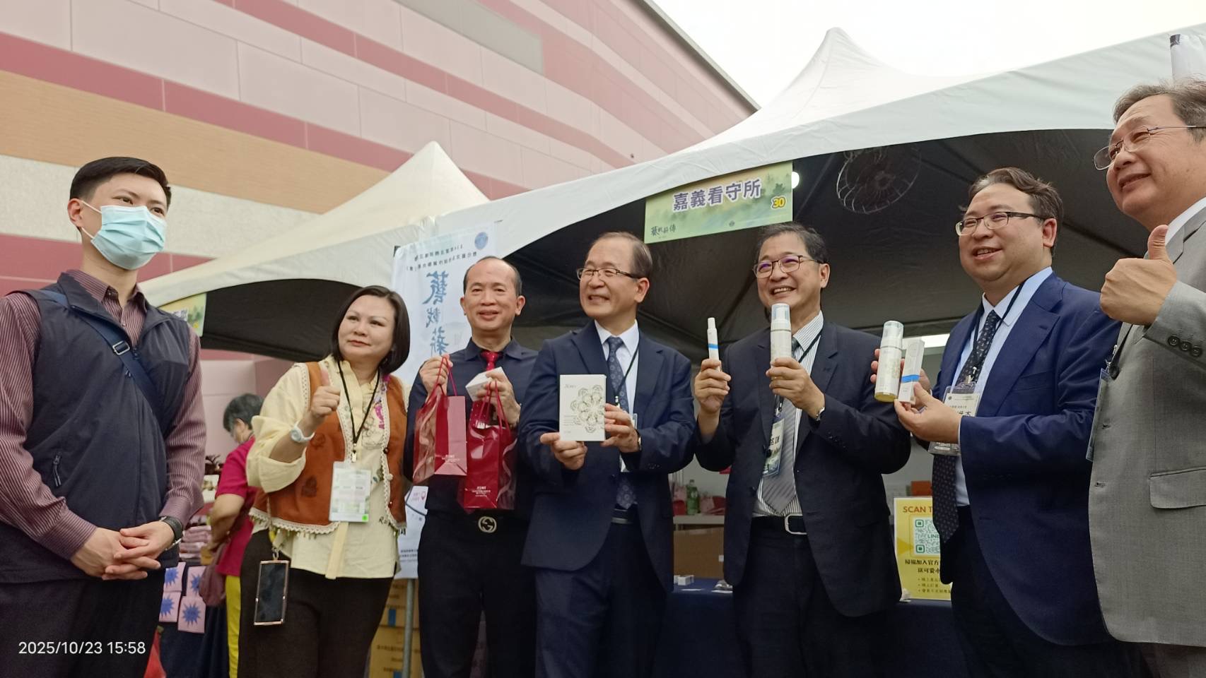 本所現場攤位林憲銘署長與黃世杰次長合照